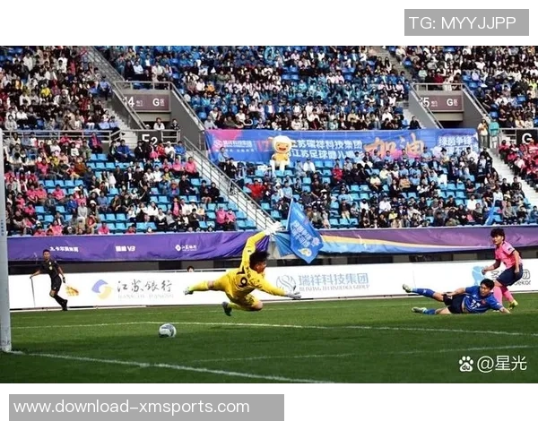 足球可乐妹带你领略激情四射的绿茵场与清爽饮品的完美结合 足球可乐妹带你领略激情四射的绿茵场与清爽饮品的完美结合